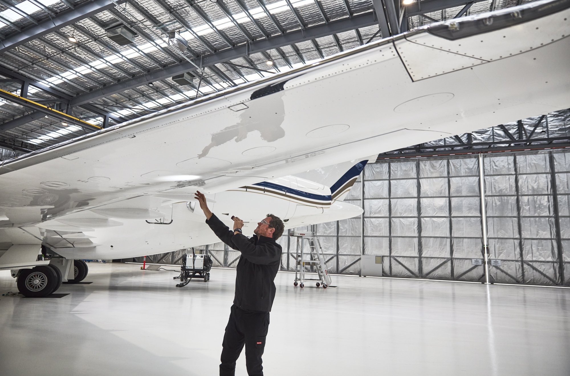 Technicien qui maintien un avion 