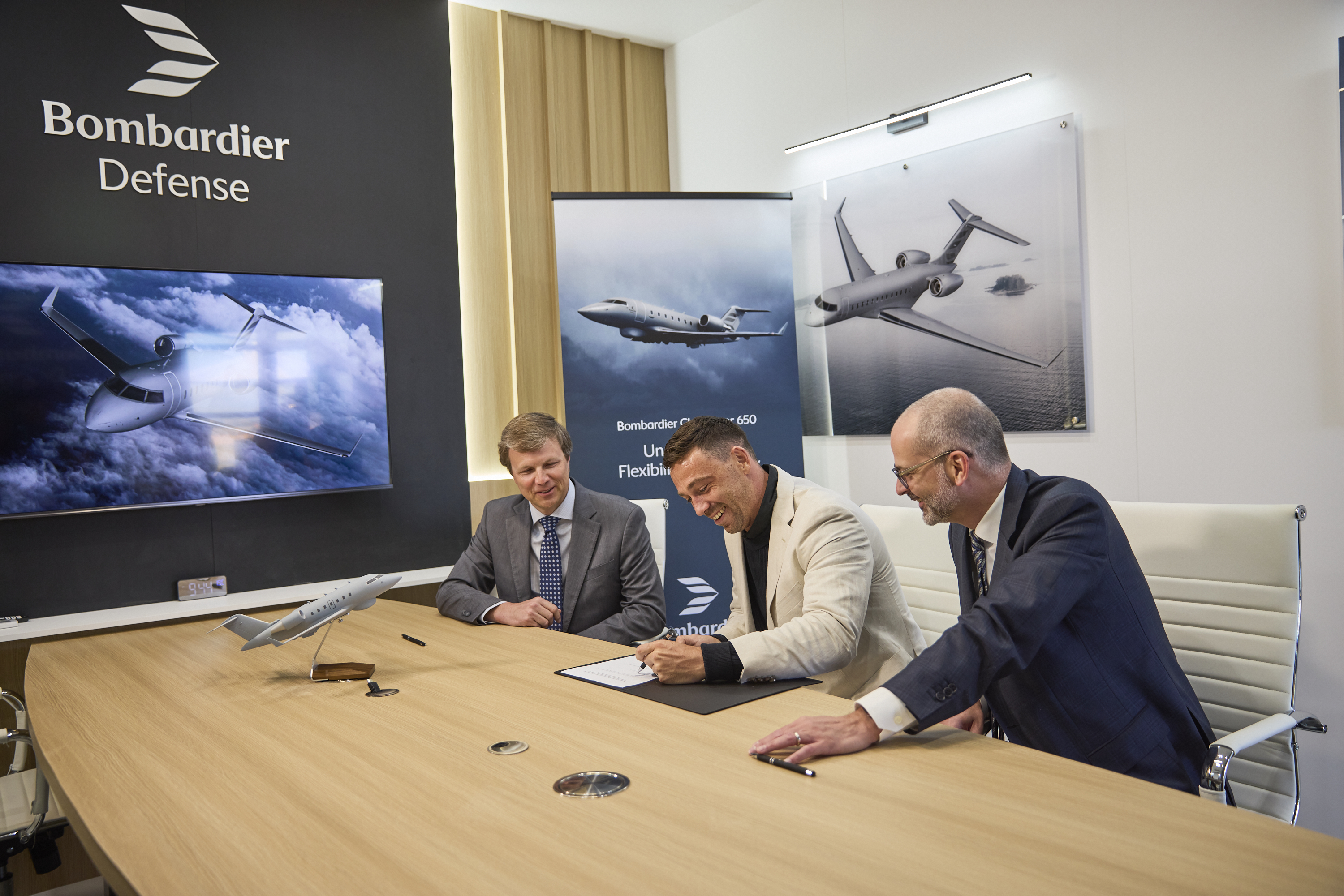 Signature officielle avec Principle Finance au Salon aéronautique international d'Avalon