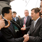 Pierre Beaudoin, President and Chief Executive Officer, Bombardier Inc. welcomes His Excellency Hu Jintao, President of the People's Republic of China, to Bombardier Aerospace's Toronto Facility