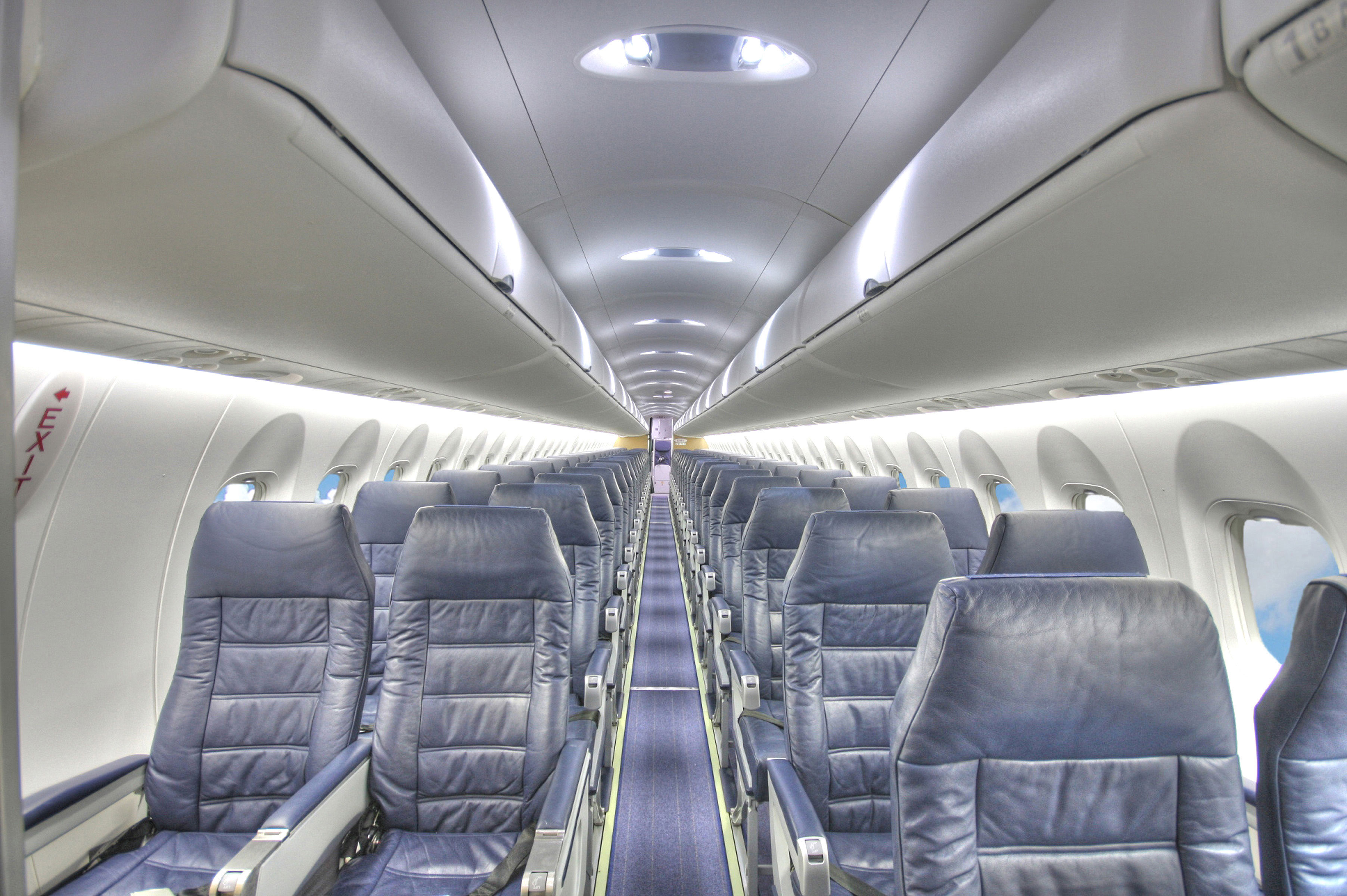 8 400 в рублях. Bombardier DHC-8 В салоне. Dash q400 салон. Bombardier q400 салон. Dhc8 Dash 8-400 Qazaq Air салон.