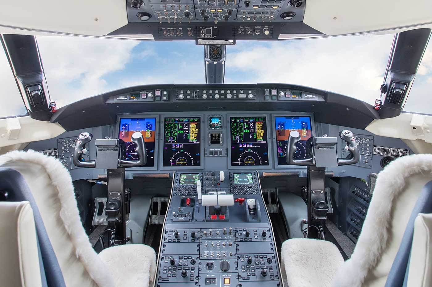 Challenger 605 5723 Cockpit