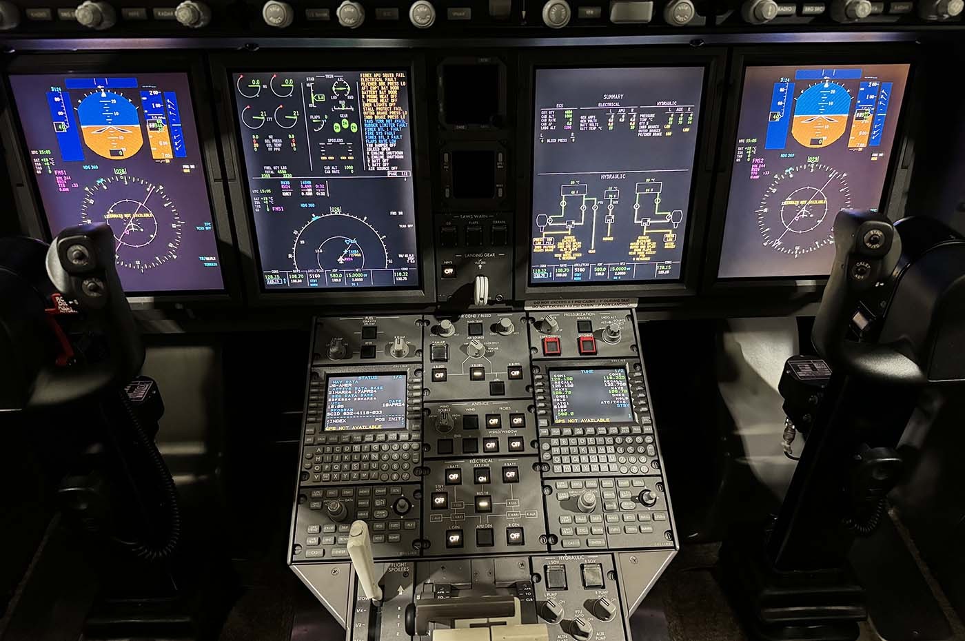 Challenger 300 20197 Cockpit
