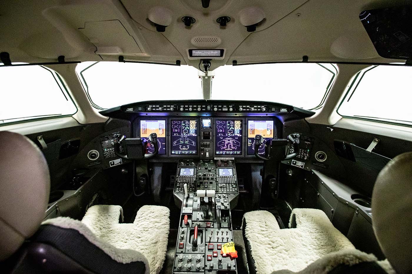 Challenger 350 20622 Cockpit