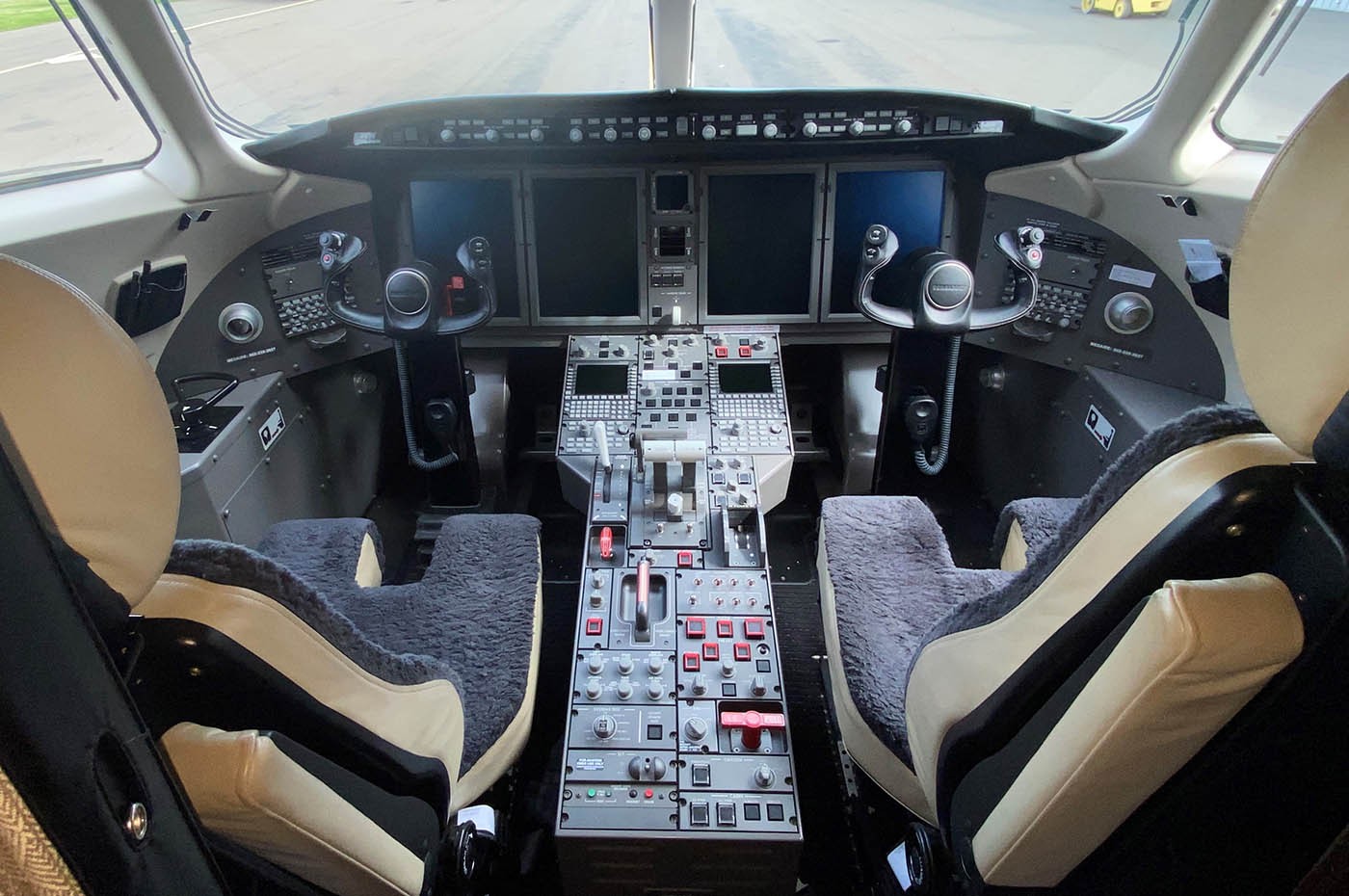 Challenger 350 S/N 20911 Cockpit