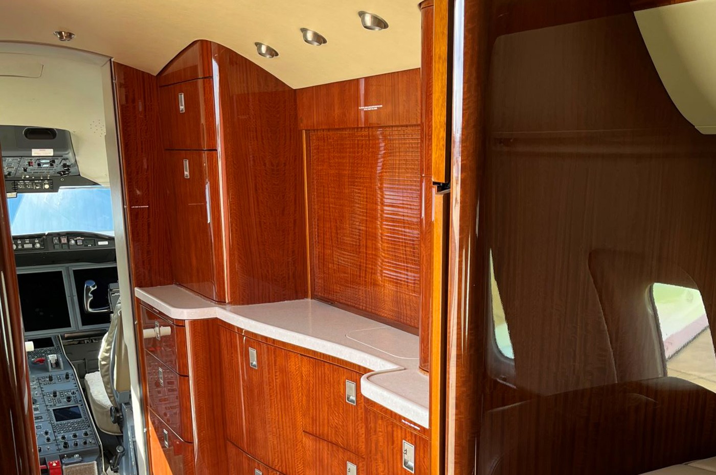 Challenger 605 S/N 5761 Galley