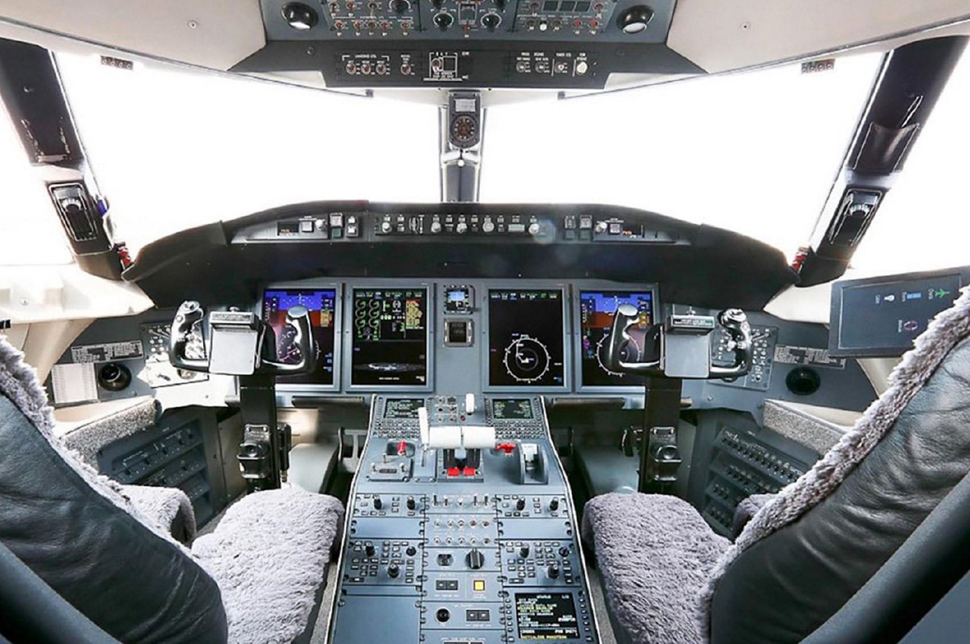 Challenger 605 5764 Cockpit