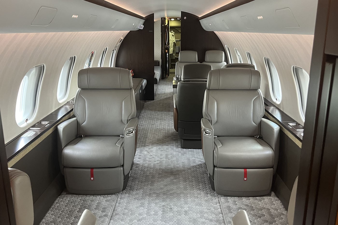 Global 5500 S/N 60040 Cabin 1