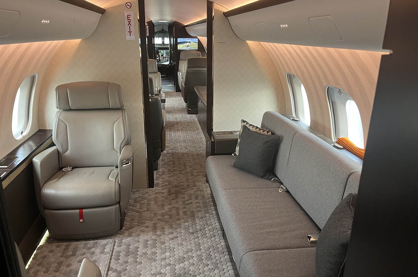 Global 5500 S/N 60040 Cabin 3