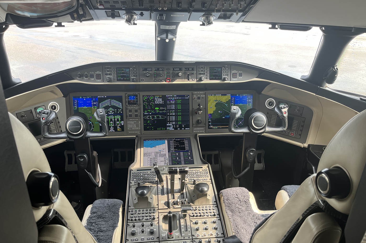 Global 5500 S/N 60040 Cockpit