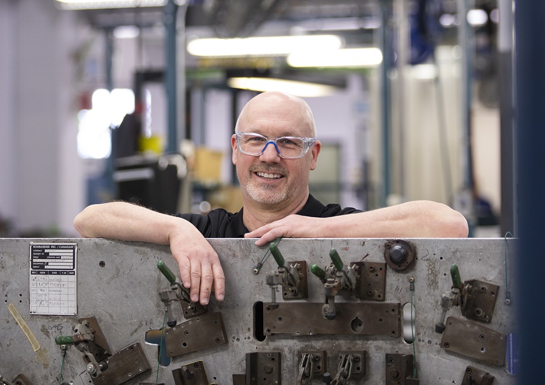 travailleur souriant à la caméra