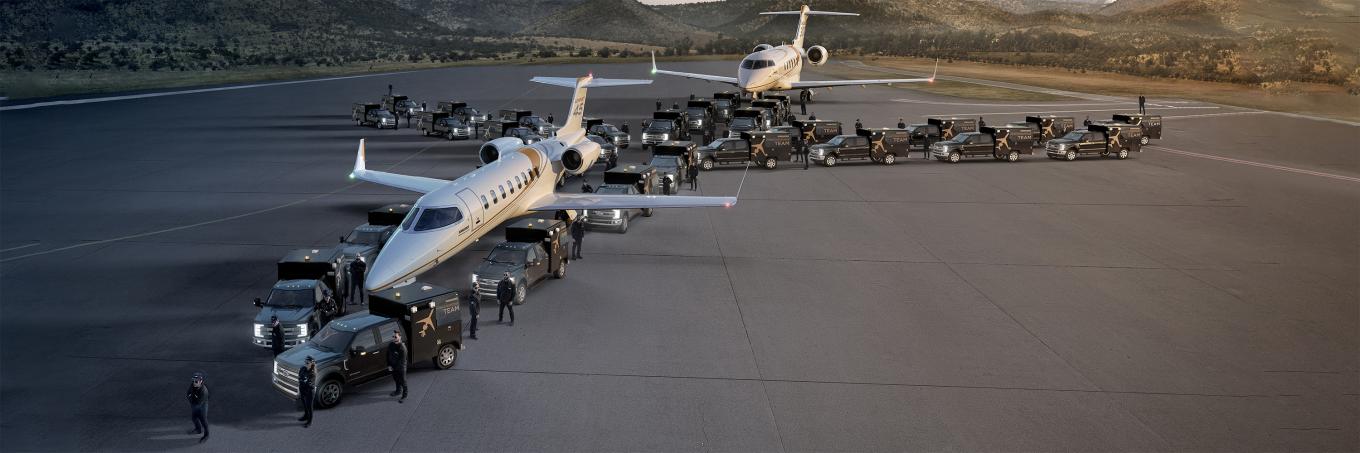 groupe de travailleurs sur un tarmac avec un avion et des camions