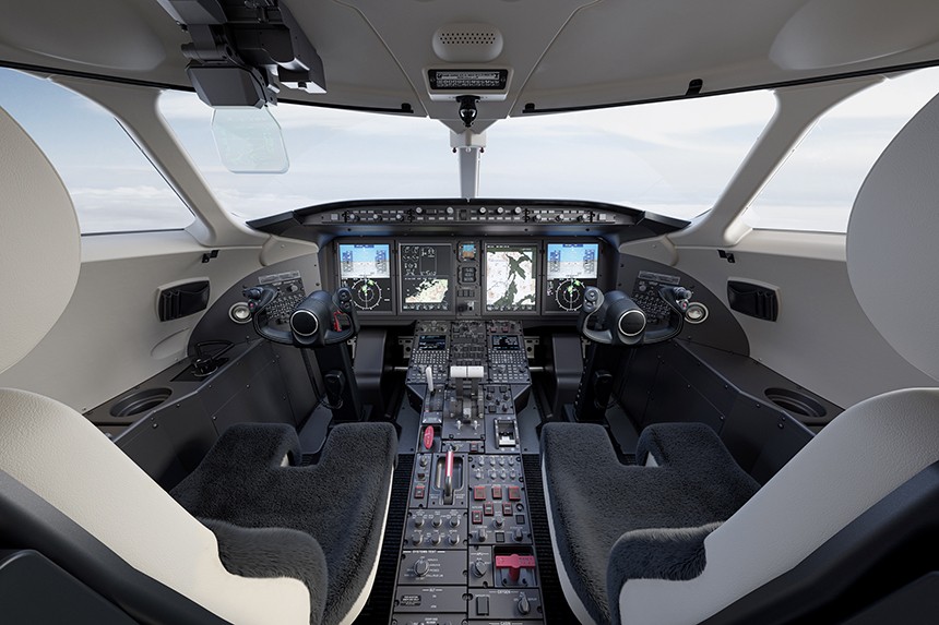 The flight deck of the Challenger 350